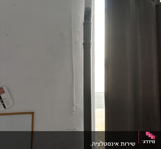 החלפת מקטע צנרת פנימית בבית מתחת לחלון